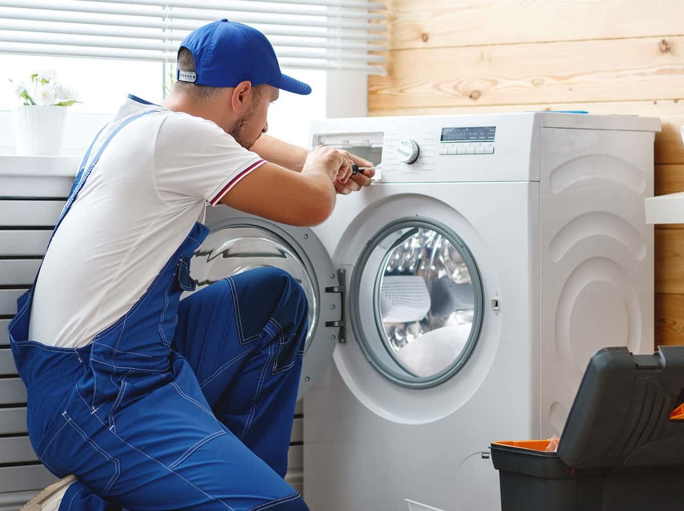 Técnico reparando electrodoméstico Balay en Zahara